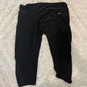 Black active capris leggings